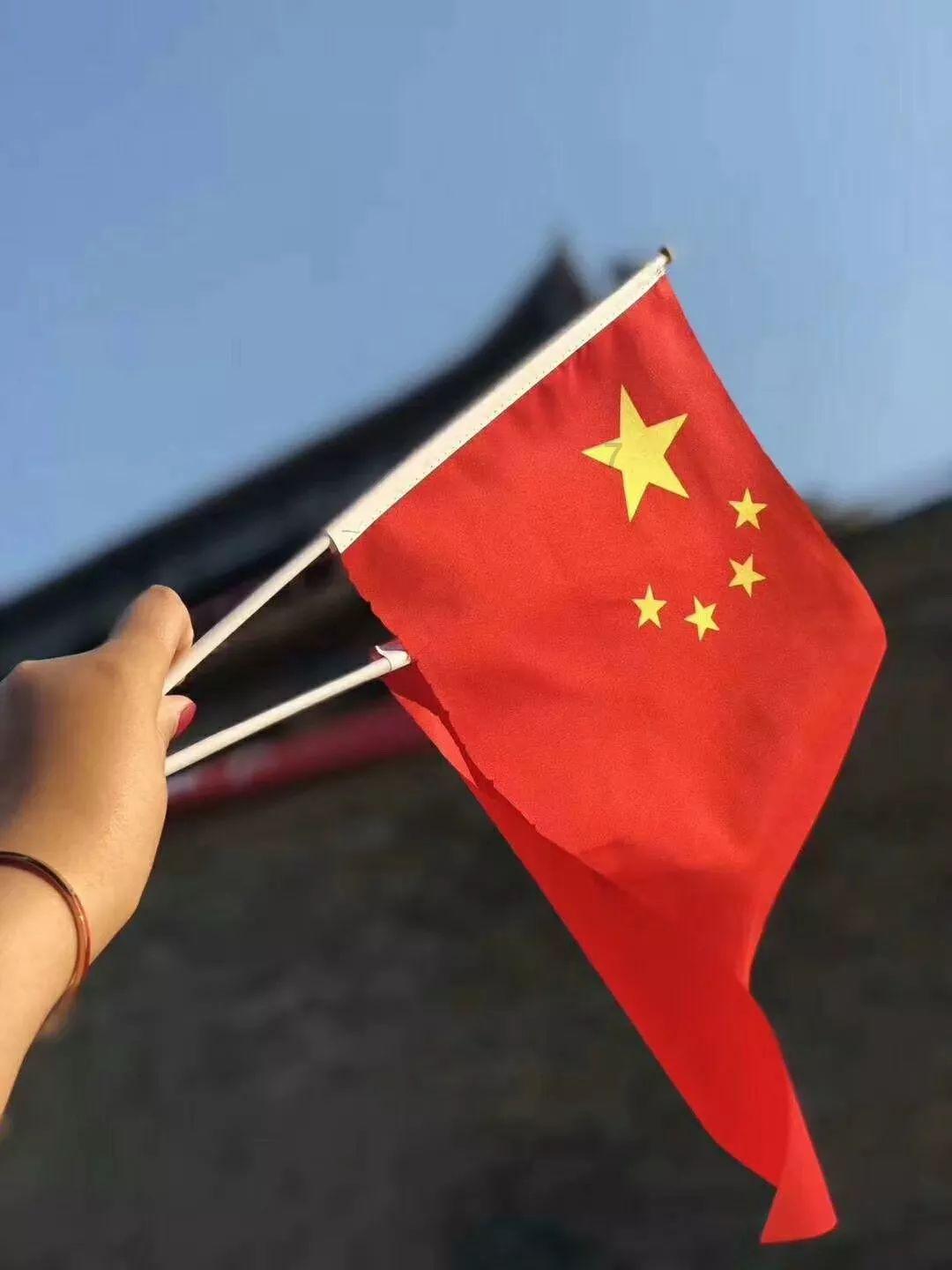 董卿的素颜挺真实，印花上衣配红色迷笛裙，这样的穿搭好看吗？游戏画面